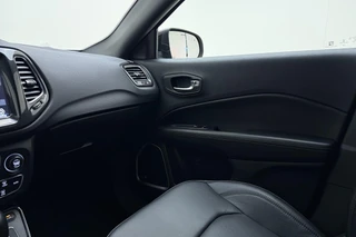 Jeep Compass 4xe 240 Plug-in Hybrid Electric S Automaat | Lederen bekleding | Trekhaak | Camera | Keyless | Lichtmetalen velgen black | Climate control / 33