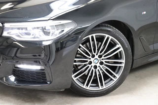BMW 5 Series Touring 520i High Executive M Sport Pakket Automaat  / Live Cockpit Professional / Driving Assistant / Head-Up Display / Comfortstoelen / Achteruitrijcamera /  19 Inch / Exklusivleder 'Nappa' / DAB / Stoelverwarming / Hifi / Extra Getint Glas / Ambiance Verlichting / 9