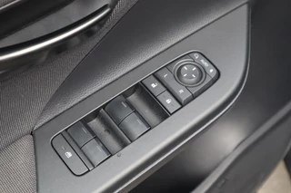 Toyota C-HR HYBRID 140 DYNAMIC ANDROID/APPLE AD-CRUISE PRIVACY-GLASS PARK-SENSOREN KEYLESS 18"LMV BLISS NL-AUTO / 20