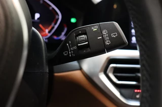 BMW 3 Serie Touring 320i High Executive M Sport Pakket Automaat  / Live Cockpit Professional / Leder / Achteruitrijcamera / DAB / Stoelverwarming / Hifi / Ambiance Verlichting / 18 Inch / LED / Chrome Line / Parkeersensoren voor+achter / Climate Control / 35