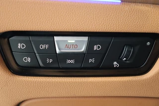 BMW 3 Serie Sedan 318i High Executive Luxury Line Automaat  / Live Cockpit Professional / Trekhaak / Stoelverwarming voor+achter / Achteruitrijcamera / Harman Kardon / Stuurverwarming / LED / Ambiance Verlichting / DAB / Sportstoelen / 30