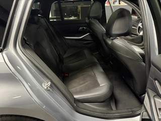BMW 3-serie Touring 330e xDrive M-pakket facelift / Panorama-dak / head-up / 360 camera / Harman-Kardon / 26