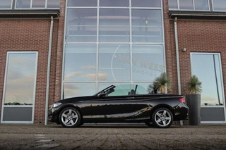 BMW 2-serie Cabrio 220i Sport | Origineel NL | Cruise control | Stoelverwarming | Xenon | Sportstoelen | HiFi audio | Navigatie Professional | Sportstuur | Chrome Line | Keyless entry / 7