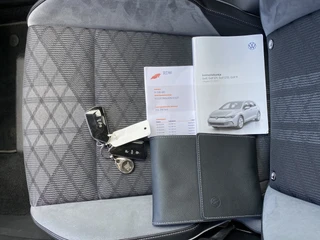 Volkswagen Golf 1.5 eTSI R-Line AUT  | dealer onderh. | panoramadak | stoel-/stuurverw. | keyless | trekhaak | carplay / 38
