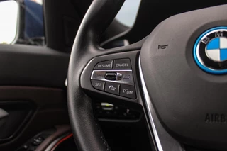 BMW 3-serie Touring 320e High Executive Sport Line | 1e eigenaar | NL auto | Driving Assistant | HiFi audio | LED | 18 inch | Stoelverwarming | DAB | Carplay | Navigatie | PDC / 22
