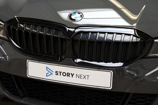BMW 3 Serie Sedan 320i High Executive M Sport Pakket Automaat  / Live Cockpit Professional / Schuif-/kanteldak / Achteruitrijcamera / Stoelverwarming / DAB / Shadow Line / Apple CarPlay / LED / 19 Inch / Extra Getint Glas / 9