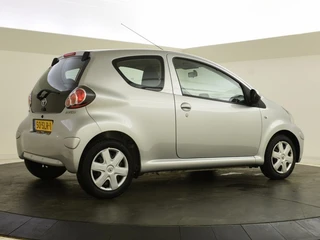 Toyota Aygo 1.0-12V Comfort Navigatie | 1e eigenaar | PDC / 2