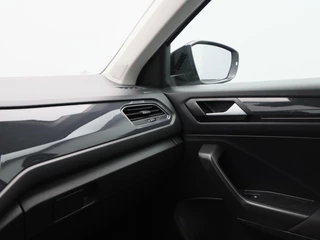 Volkswagen T-Roc 1.5 TSi Sport 150 Pk | Trekhaak | Adaptive Cruise | Camera | CarPlay | Panorama dak | 17 Inch | 159.197 Km !! / 31