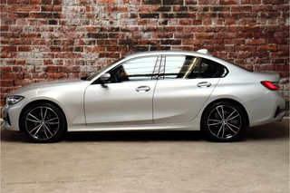 BMW 3 Serie Sedan 320i Executive Sport Line Automaat  / Live Cockpit Professional / M Sportstuurwiel / Shadow Line / 19 Inch / Climate Control / Sportstoelen / Bluetooth / Neerklapbare Achterbank / LED / Parkeersensoren voor+achter / 4
