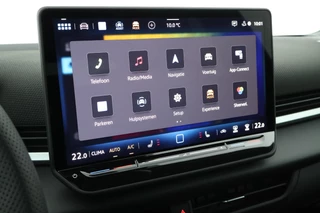 Volkswagen T-Roc 1.5 eTsi 150pk DSG R-Line First Edition Trekhaak Camera Keyless Stoelverwarming Virtual Cockpit Carplay / 32