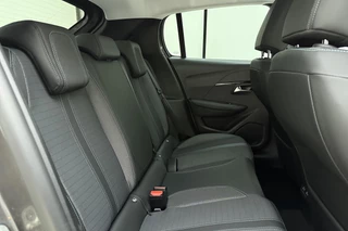 Peugeot 208 PureTech 100pk Allure Pack | Navigatie | Trekhaak | Achteruitrijcamera | Stoelverwarming | Climate control | Cruise control | Apple Carplay/Android Auto | Lichtmetalen velgen / 16