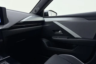 Opel Astra Electric 54 kWh Business Edition | 18" LM-Velgen | Black Pakket | Privat Glass | AGR Stoelen | Camera | Navigatie | Winter pakket | / 34