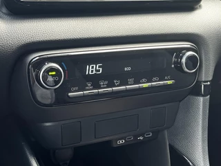 Toyota Yaris 1.5 Hybrid 115 Dynamic LM-VELGEN 16'' APPLE/ANDROID LED NAVI KEYLESS CAMERA CLIMATE PRIVACY GLASS NL-AUTO / 24