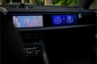 Porsche Macan 4 100 kWh  Pano Luchtvering Sport Chrono Matrix Passenger Display / 36