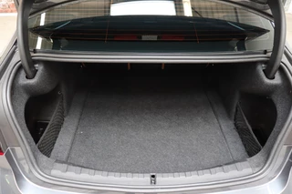 BMW 3 Serie Sedan 318i High Executive Luxury Line Automaat  / Live Cockpit Professional / Trekhaak / Stoelverwarming voor+achter / Achteruitrijcamera / Harman Kardon / Stuurverwarming / LED / Ambiance Verlichting / DAB / Sportstoelen / 39