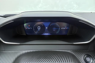 Peugeot 2008 1.2 Hybrid 145 Allure Navigation Pack l Vision Pack l DAB l LED l Bluetooth l Wireless Apple Carplay & Android Auto l 360 Camera l Adaptive Cruise Control l Climate Control l Lichtmetalen Velgen / 21