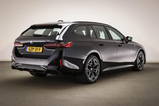 BMW 5-serie Touring 550e xDrive | INNOVATION / M SPORT PRO- PACK | PANORAMADAK | HEAD UP | STUURVERWARMING | 360 CAMERA | 20" / 2