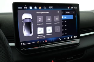 Volkswagen T-Roc 1.5 eTsi 150pk DSG R-Line First Edition Trekhaak Camera Keyless Stoelverwarming Virtual Cockpit Carplay / 22