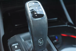 Maserati Levante 3.0 V6 AWD GranLusso 350 pk Facelift Driver ass.Pack 1 | Open dak | Harman/Kardon | Camera | Luchtvering | Carplay | Keyless | DAB | Full LED | 20" / 71