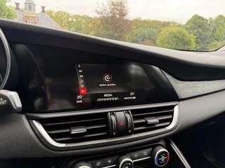 Alfa Romeo Giulia 2.0T Business / 17
