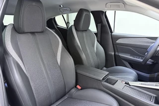 Peugeot 408 1.2 Hybrid 145 e-DCS6 Allure | Achteruitrijcamera | Dealer Onderhouden l Wireless Apple Carplay & Android Auto l TomTom Navigatie l DAB l Bluetooth l PDC l Camera l LED l Lichtmetalen Velgen / 16