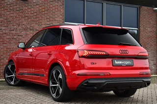 Audi Q7 55 TFSI e quattro S-Line  Rijklaar! Pano 22inch Contourzetels Luchtv / 21