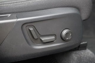 Volvo XC40 T4 Recharge Plus Bright | Stoelverwarming | Trekhaak | 360° Camera | H/K | Keyless / 42