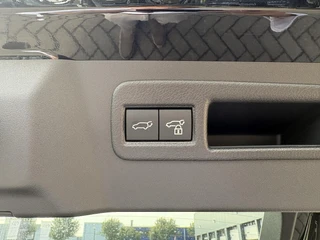 Toyota C-HR+ First Edition 77 kWh NIEUW DIRECT LEVERBAAR! STOEL/STUURVERW 20'' LM-VELGEN BLIND SPOT EL-ACHTERKLEP WARMTEPOMP NAVI PARK-SENSOREN CAMERA CLIMA APPLE/ANDROID / 9