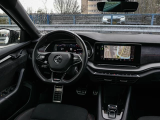 Skoda Octavia Combi 1.4 TSI RS iV PHEV Business 245 PK Panoramadak Matrix LED Camera Sfeerverlichting Stoelverwarming 19" / 15