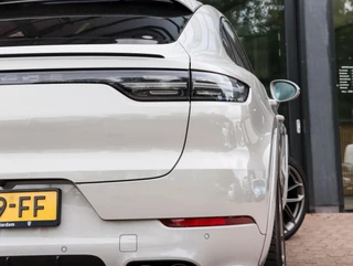 Porsche Cayenne Coupé 3.0 E-Hybrid Pano Achterasbesturing Krijtgrijs Luchtvering Softclose Stoelkoeling SOH 88,7% / 25