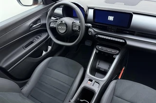 Fiat 600 1.2 Turbo 145pk Hybrid Automaat Sport | DEMO | Tot 8 jaar garantie | Navigatie | Achteruitrijcamera | Elektrische achterklep | LED Matrix koplampen | Sportief interieur | 18" Lichtmetalen velgen | Zwart dak / 20