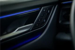 Porsche Macan 4 100 kWh  Pano Luchtvering Sport Chrono Matrix Passenger Display / 27