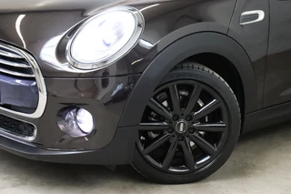 MINI Cooper Hatchback Chili Business 3 deurs  / Navigatiesysteem Professional / Panoramadak / LED / Climate Control / Parkeersensoren / Sportstoelen / Cruise Control / Bluetooth / 17 Inch / Chrome Line / Lichtpakket / Extra Getint Glas / 9