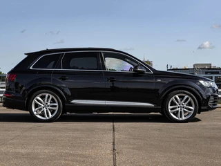 Audi Q7 3.0 TFSI quattro S-Line Panoramadak B&O Advanced Nachtzicht Luchtvering Leder ACC HUD Virtual Cockpit Soft-Close Achterasbesturing Trekhaak 21" / 6
