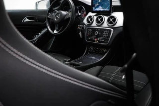 Mercedes-Benz GLA-klasse 180 Ambition | URBAN PACK | PANORAMADAK | STOELVERWARMING | TREKHAAK | 18" / 14