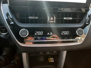 Toyota Corolla Cross 2.0 HYBRID FIRST EDITION BLIND-SPOT ELEK-ACHTERKLEP KEYLESS LM-VELGEN PARK-SENSOREN APPLE/ANDROID STOELVERW DRAADLOOS-LADEN AD-CRUISE BLUETOOOTH DAB+ / 24