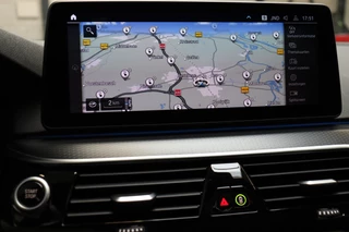 BMW 5 Serie Touring 530e High Executive M Sport Pakket Automaat  / Live Cockpit Professional / SOH 87% / Panoramadak / Trekhaak / Driving Assistant Professional / Comfortstoelen / Laserlight / Head-Up Display / Adaptief Onderstel / DAB / Parking Assistant / Hifi / 25