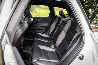 Volvo XC60 2.0 Recharge T8 AWD R-Design  Crystal Parelmoer Harman Kardon Memory Camera / 25