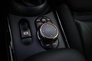 MINI Clubman 1.5 Cooper Business Edition | HALF LEDER | STOELVERWARMING | APPLE | DRAADLOZE LADER | TREKHAAK | 18" / 37