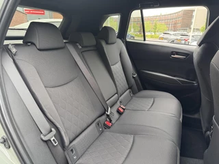 Toyota Corolla Cross 2.0 Hybrid 180 DYNAMIC NIEUW DIRECT LEVERBAAR! BLIND SPOT STOEL/STUURVERW KEYLESS 18'' LM-VELGEN APPLE/ANDROID NAVI CLIMA AD-CRUISE PARK-SENSOREN / 12