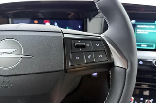 Opel Mokka Electric GSE 54 kWh | GSE | Stoel/stuurverwarming | Achteruitrijcamera | Unieke uitvoering | 20" Lichtmetalen velgen | Adapt. Cruise control | Alcantara sportstoelen / 24