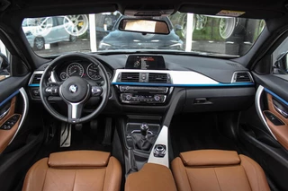BMW 3-serie Touring 318i Centennial Executive M-sport | 2e eigenaar | HiFi audio | Navigatie | Bluetooth | Climate control | M-sportstuur | Cruise control | PDC | 18 inch | Trekhaak / 4