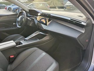 Peugeot 308 SW 1.2 Turbo 130 PK Allure | Automaat | Trekhaak 1400 KG | Navigatie | 360 Graden HD Camera | Full LED Verlichting | Cruise Control | Keyless Entry | Dode Hoek Detectie | Adaptieve Cruise Control | Digitaal Dashbord | 17" Lichtmetalen Velgen | / 33