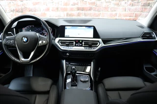 BMW 3 Serie Sedan 318i Executive Sport Line Automaat  / Live Cockpit Professional / Stoelverwarming / Parkeersensoren voor+achter / LED / 18 Inch / DAB / Climate Control / Shadow Line / Extra Getint Glas / Apple CarPlay / Cruise Control / Lichtpakket / 17