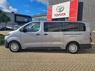 Toyota PROACE Electric Shuttle LONG EXTRA RANGE DYNAMIC 75KWH 8-PERSOONS ROLSTOELAUTO VERLAAGD-INBOUW-OPRIJPLAAT 2x SCHUIFDEUR / 4