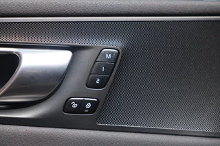 Volvo XC60 T6 Recharge AWD Plus Bright | Stoelverwarming | Trekhaak  | Parkeercamera | Panoramadak | Long Range |   Memory Stoelen | Keyless / 30
