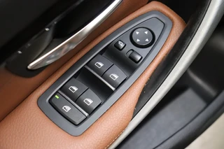 BMW 3 Serie Touring 330i High Executive M Sport Pakket Automaat  / Navigatie Professional / Panoramadak / Leder  / Trekhaak / Parkeersensoren voor+achter / Comfort Acces / Head-Up Display / Stoelverwarming / Achteruitrijcamera / Hifi / 19 Inch / Chrome Line / 26