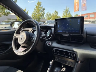 Toyota Yaris 1.5 Hybrid GR SPORT PANODAK STOEL/STUURVERW JBL-AUDIO HEAD-UP 18'' LM-VELGEN PARK-SENSOREN NAVI KEYLESS CAMERA APPLE/ANDROID NL-AUTO 1E-EIG / 4