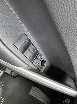 Toyota Corolla Cross 2.0 HYBRID 184PK FIRST-EDITION BLIND-SPOT EL-ACHTERKLEP LM-VELGEN KEYLESS PARK-SENSOREN STOELVERW DRAADLOOS-LADEN AD-CRUISE BLUETOOTH / 22