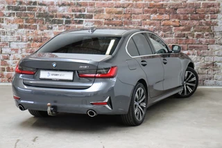 BMW 3 Serie Sedan 318i High Executive Luxury Line Automaat  / Live Cockpit Professional / Trekhaak / Stoelverwarming voor+achter / Achteruitrijcamera / Harman Kardon / Stuurverwarming / LED / Ambiance Verlichting / DAB / Sportstoelen / 5